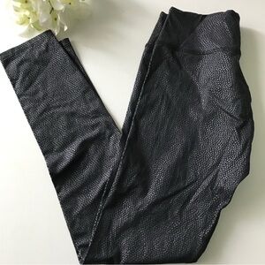 Beyond Yoga dotted black/gray shine legging